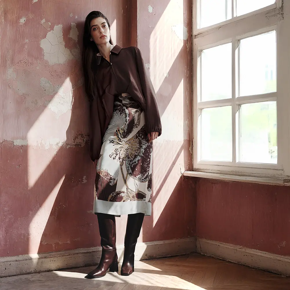 Brauner Strick, helle Pants und Mini Bag
