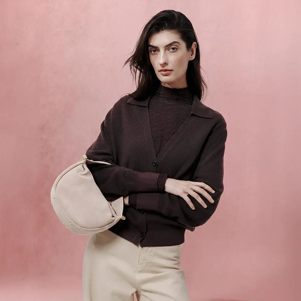 Brauner Cardigan mit beigfarbener Hose