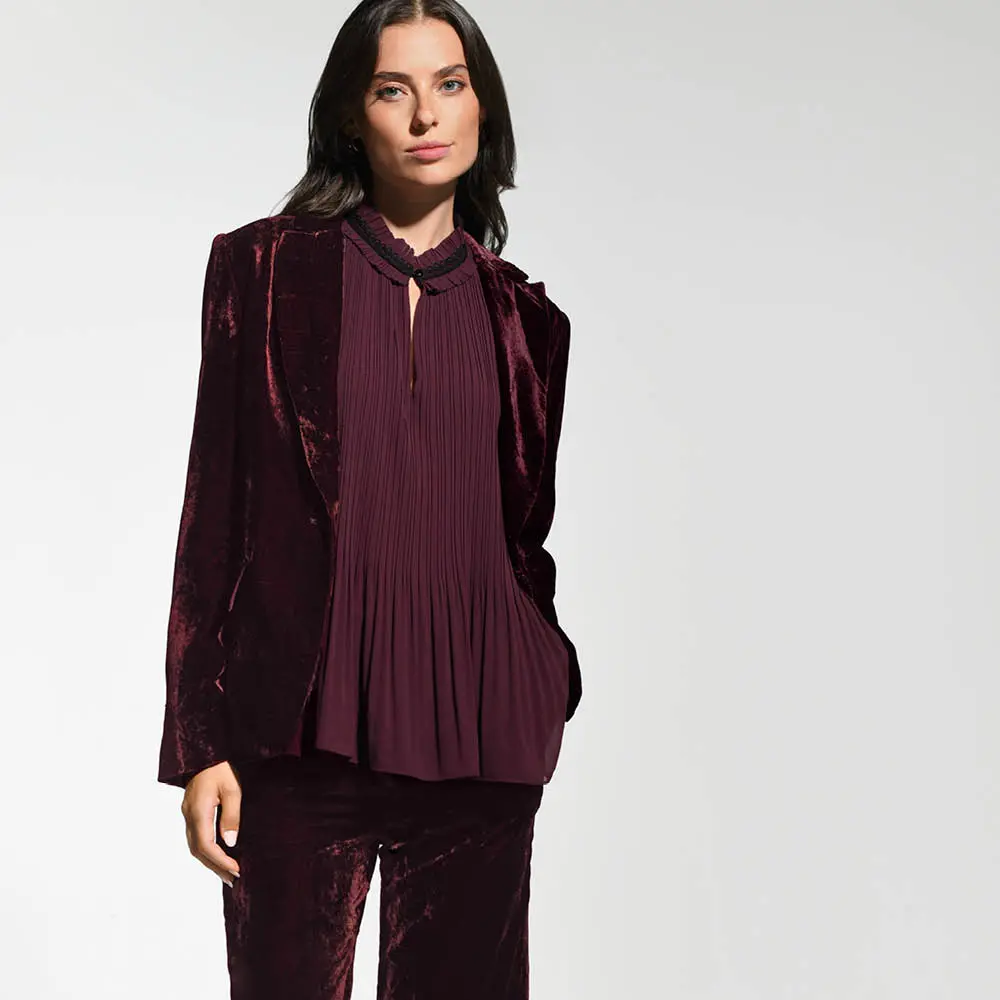UNE TENUE PARFAITEMENT ADAPTÉE À LA MI-SAISON