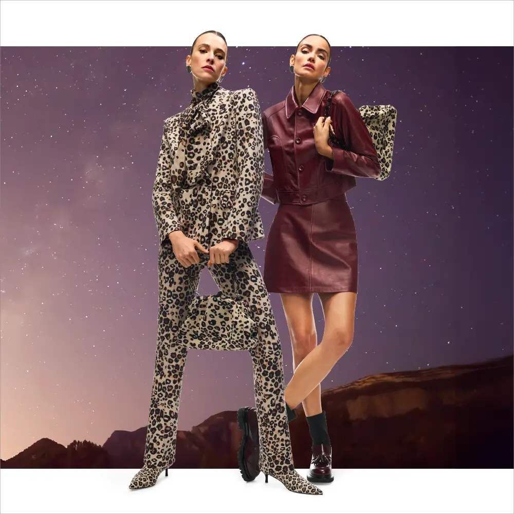 All-over look in bordeauxrood en “Leonic” print look