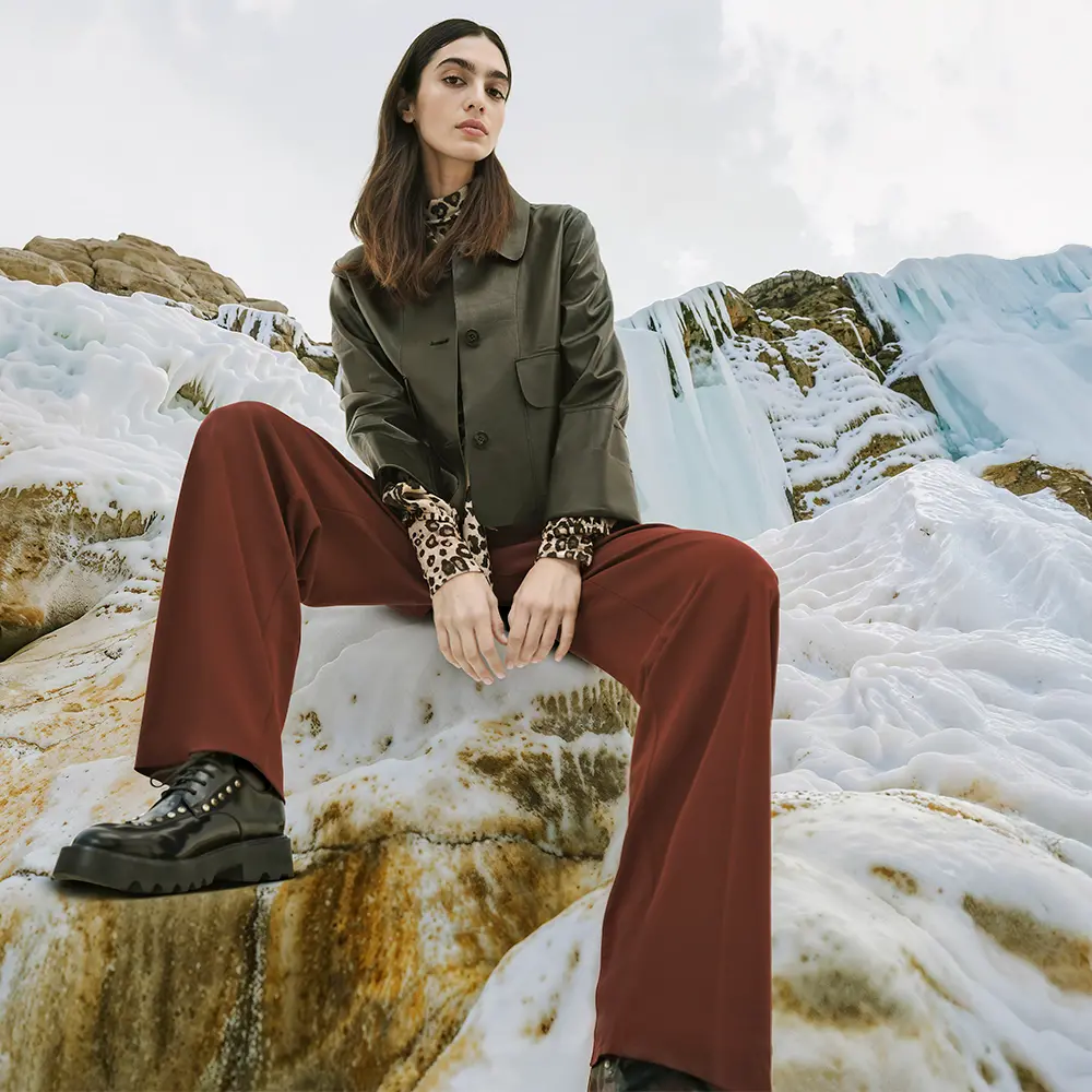 Leren blouson met overhemdkraag, wijde broek en studded boots