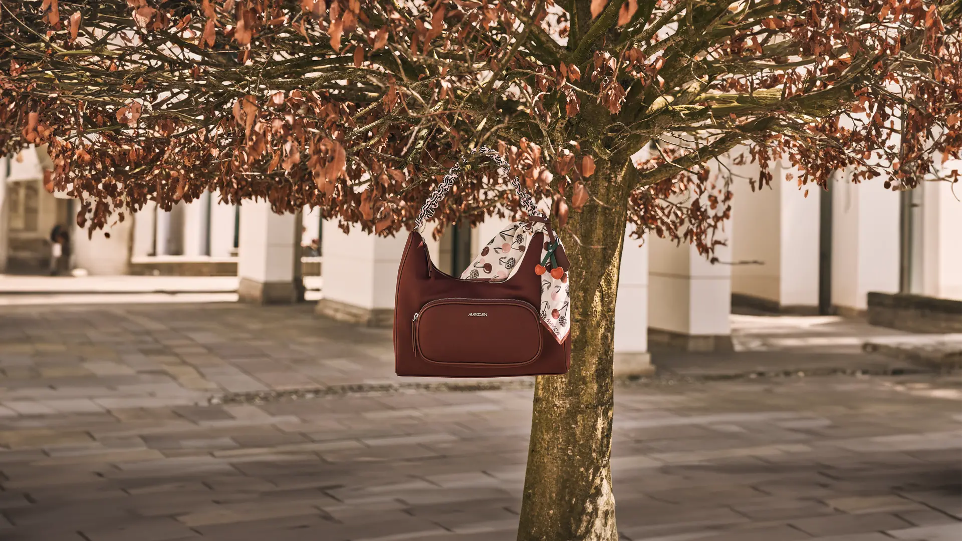 Neoprene shoulder bag with zips and braided handle