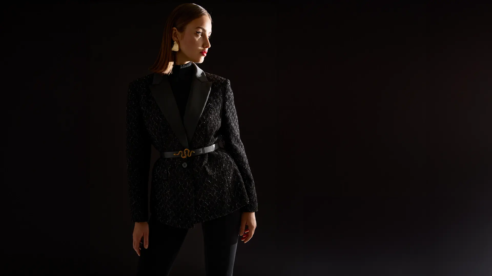 Schwarzer Blazer mit funkelnder Verzierung, tailliert geschnitten und elegant mit Satin-Revers