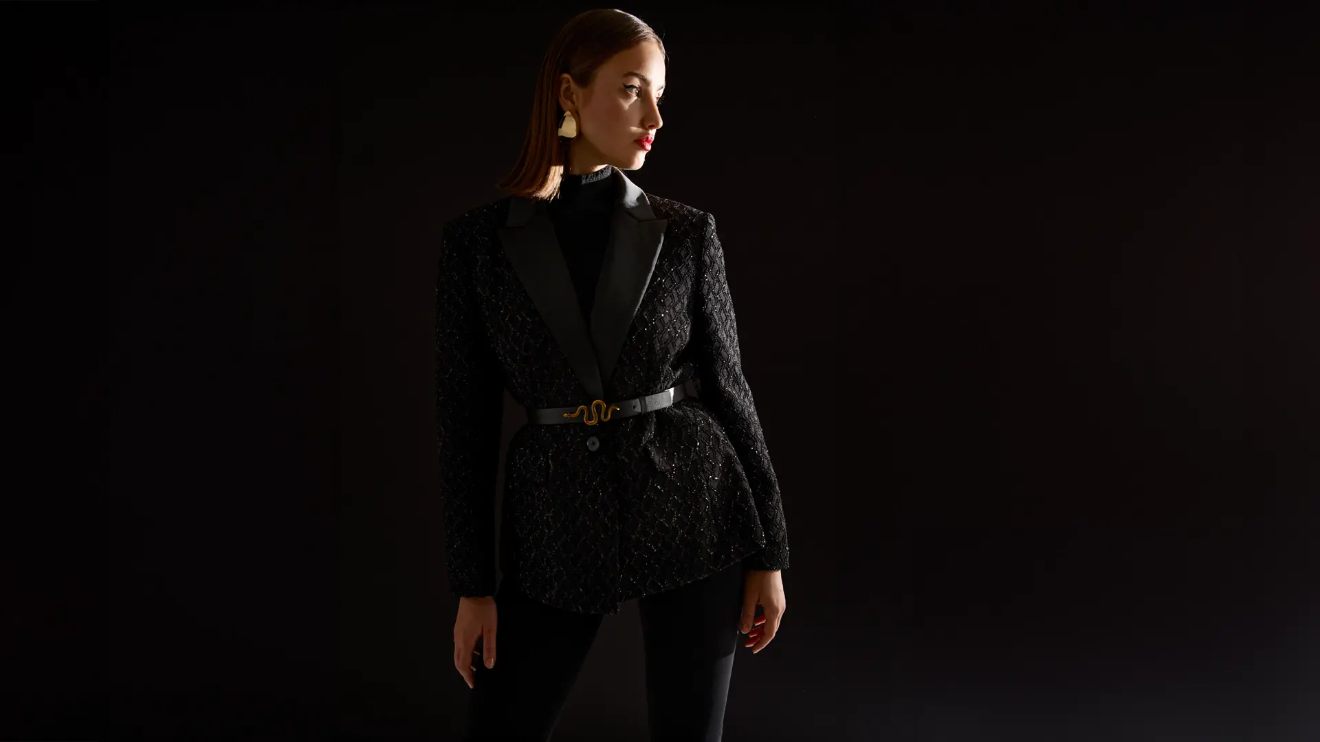 Schwarzer Blazer mit funkelnder Verzierung, tailliert geschnitten und elegant mit Satin-Revers