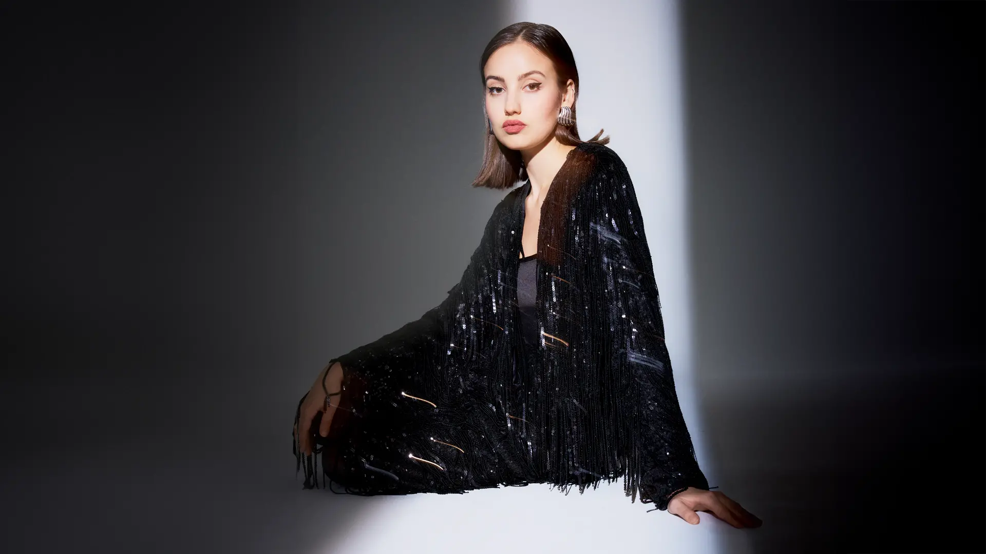 Schwarzes, glamouröses Jäckchen mit schwingenden Paillettenfransen 