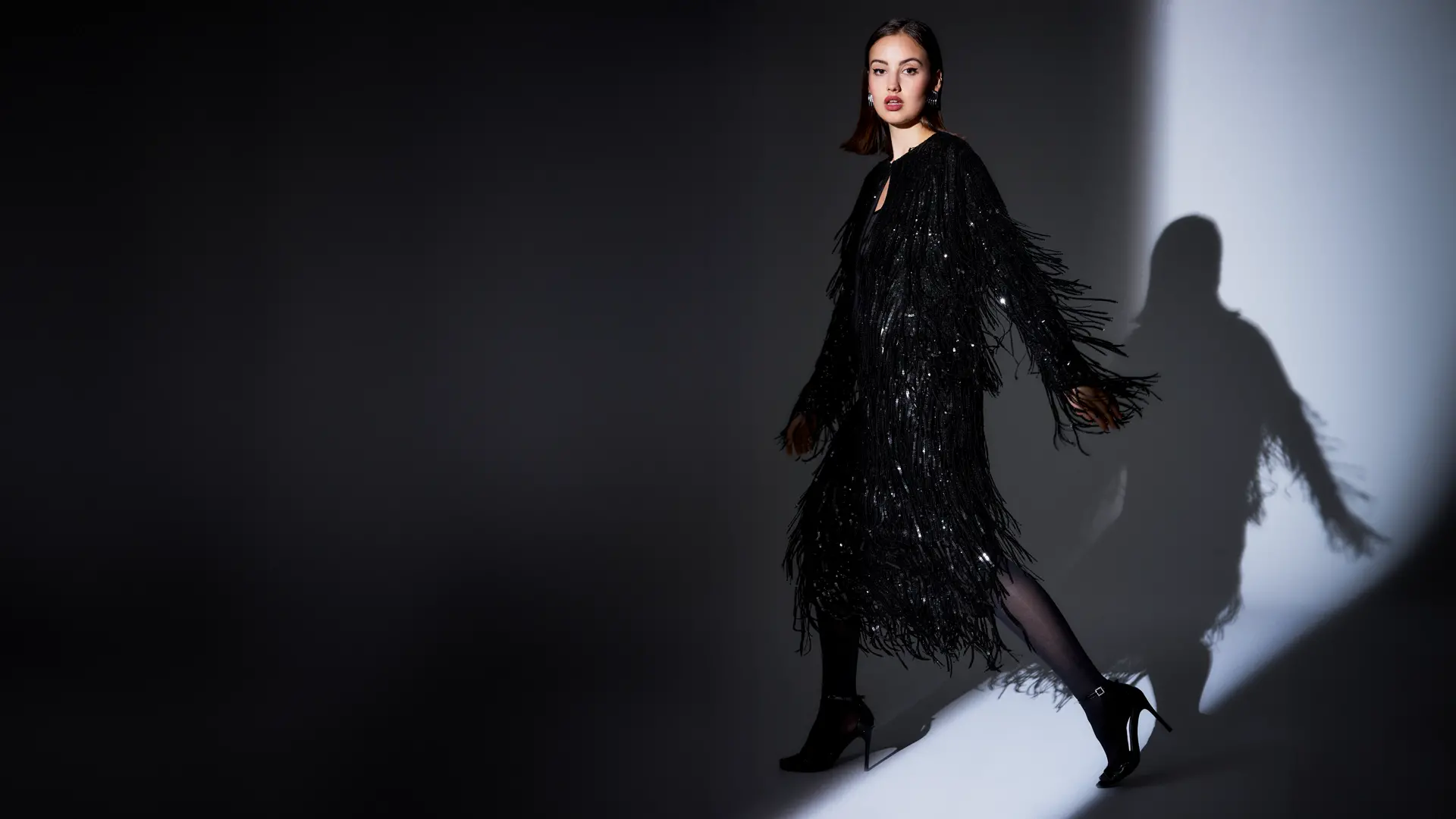 Schwarzer Rock mit funkelnden Paillettenfransen