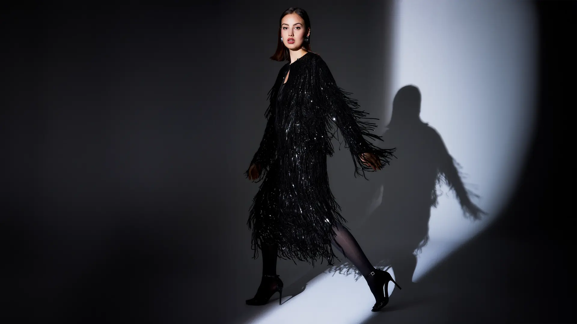 Schwarzer Rock mit funkelnden Paillettenfransen