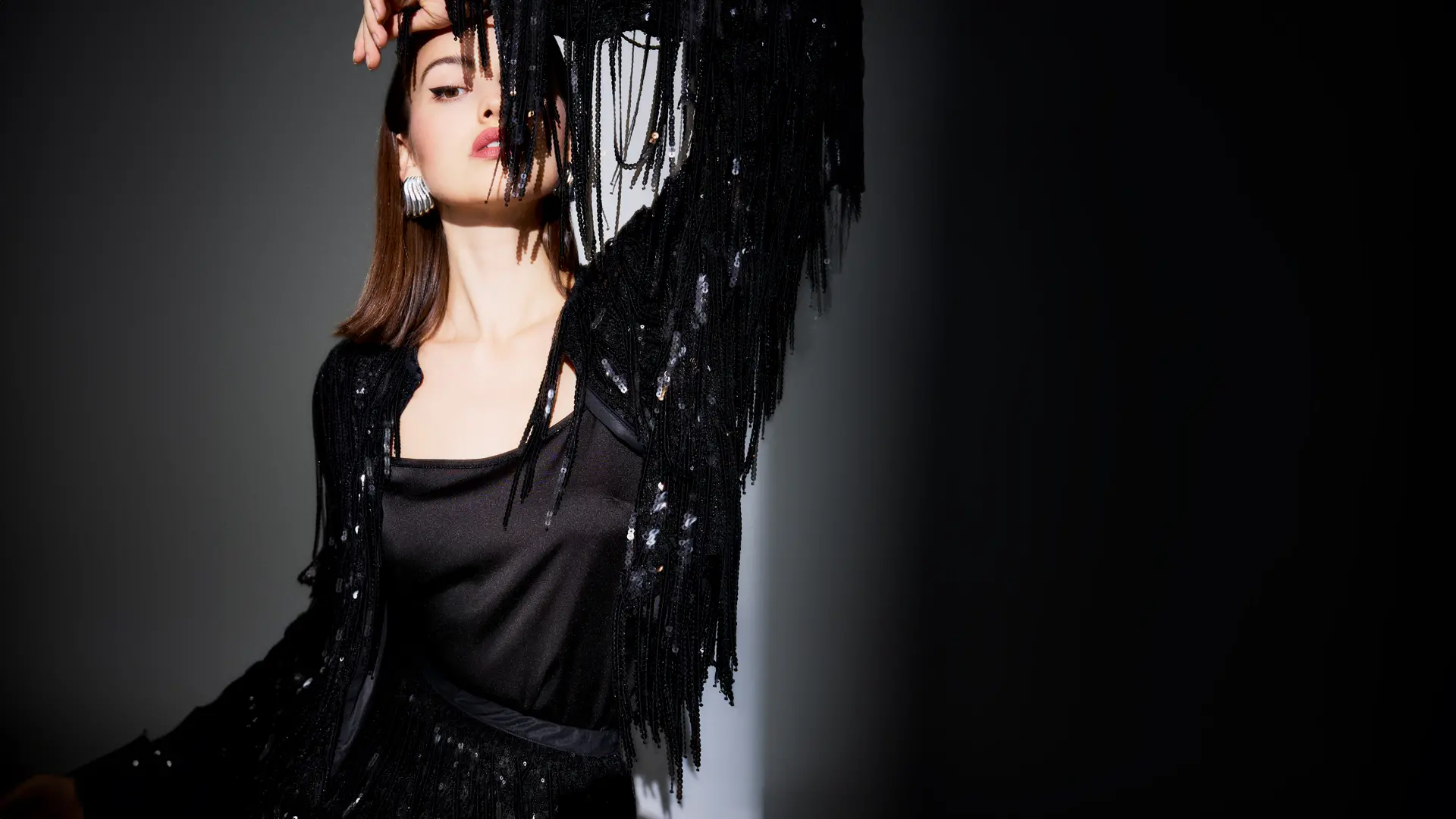 Elegantes schwarzes Top aus zart schimmernder Kunstfaser