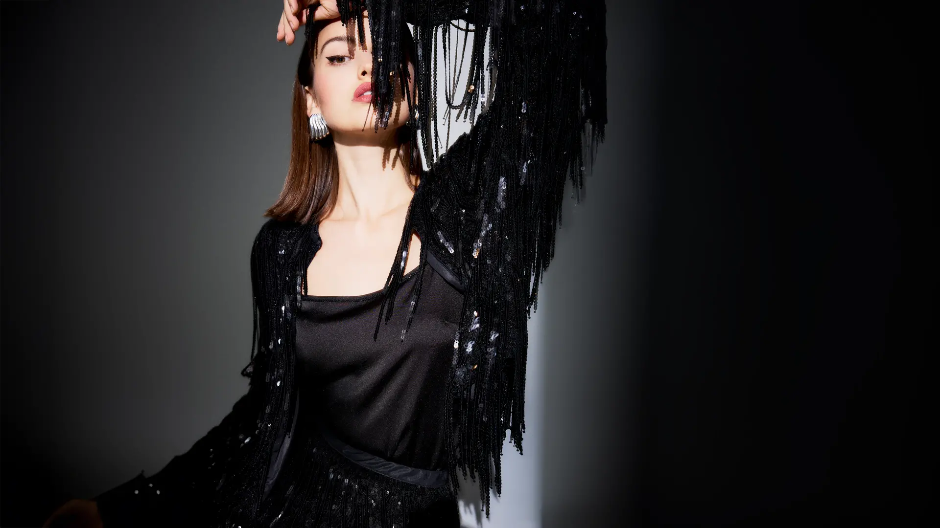 Elegantes schwarzes Top aus zart schimmernder Kunstfaser