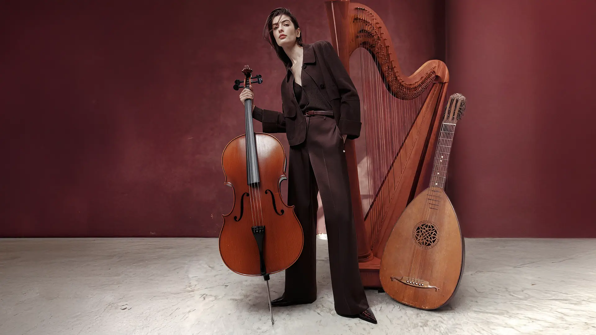 Model im Hosenanzug mit Violine