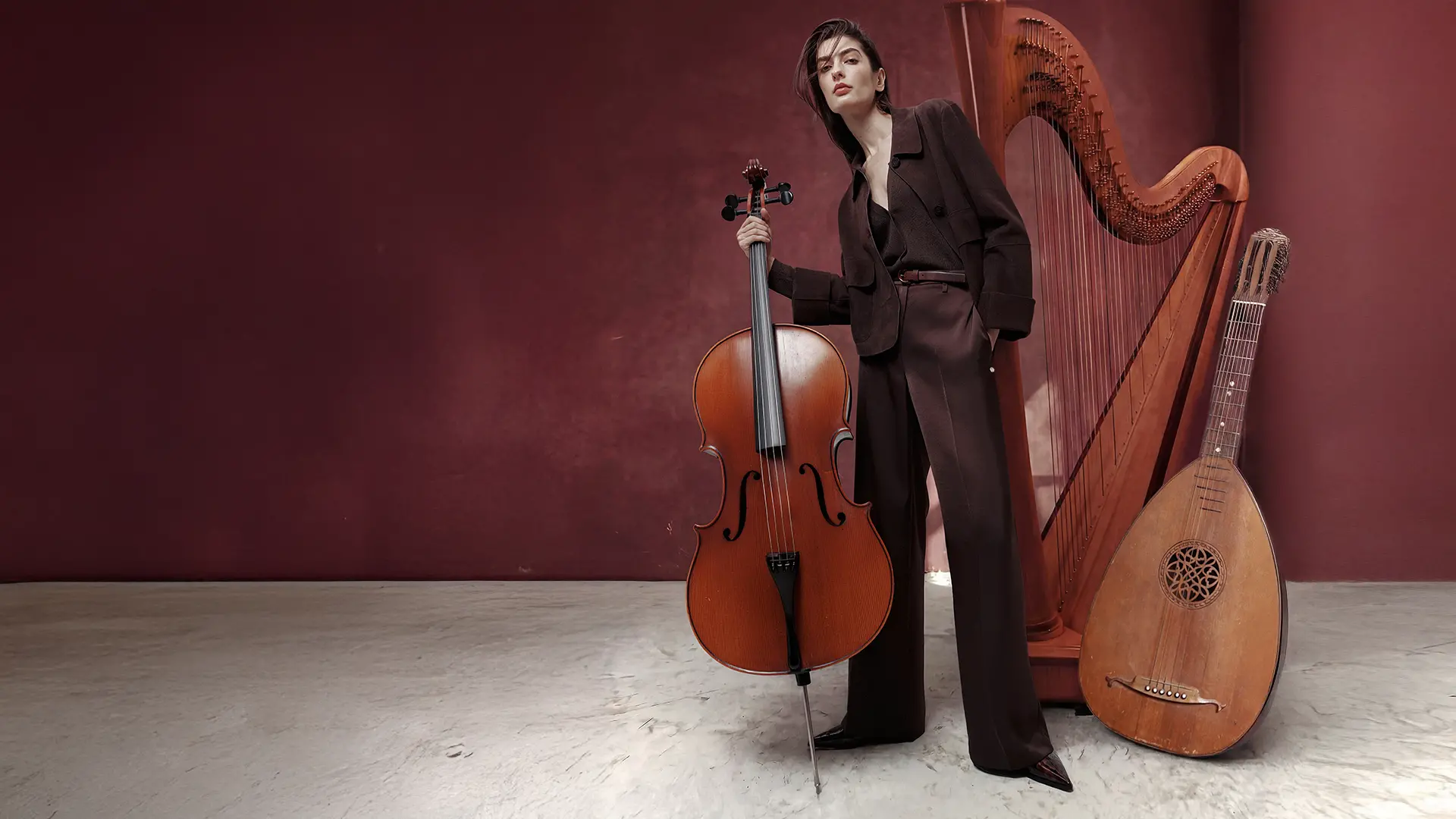 Model im Hosenanzug mit Violine