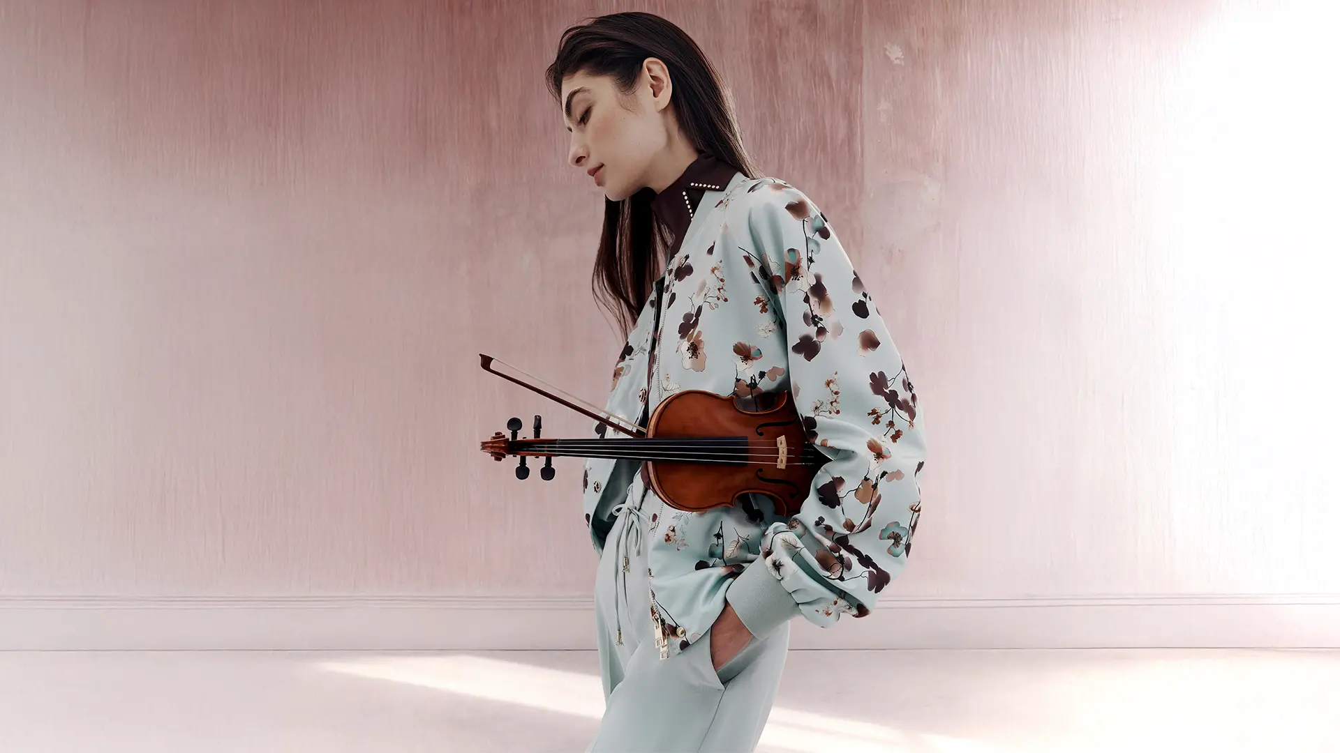 Model im Hosenanzug mit Violine