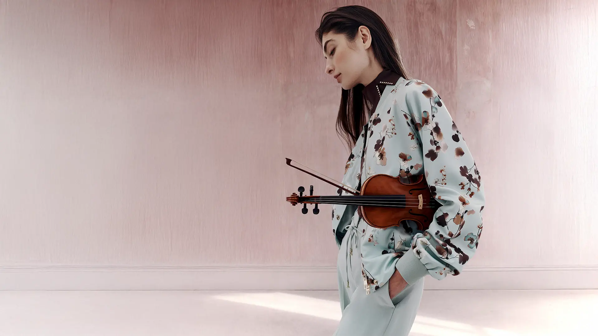 Model im Hosenanzug mit Violine