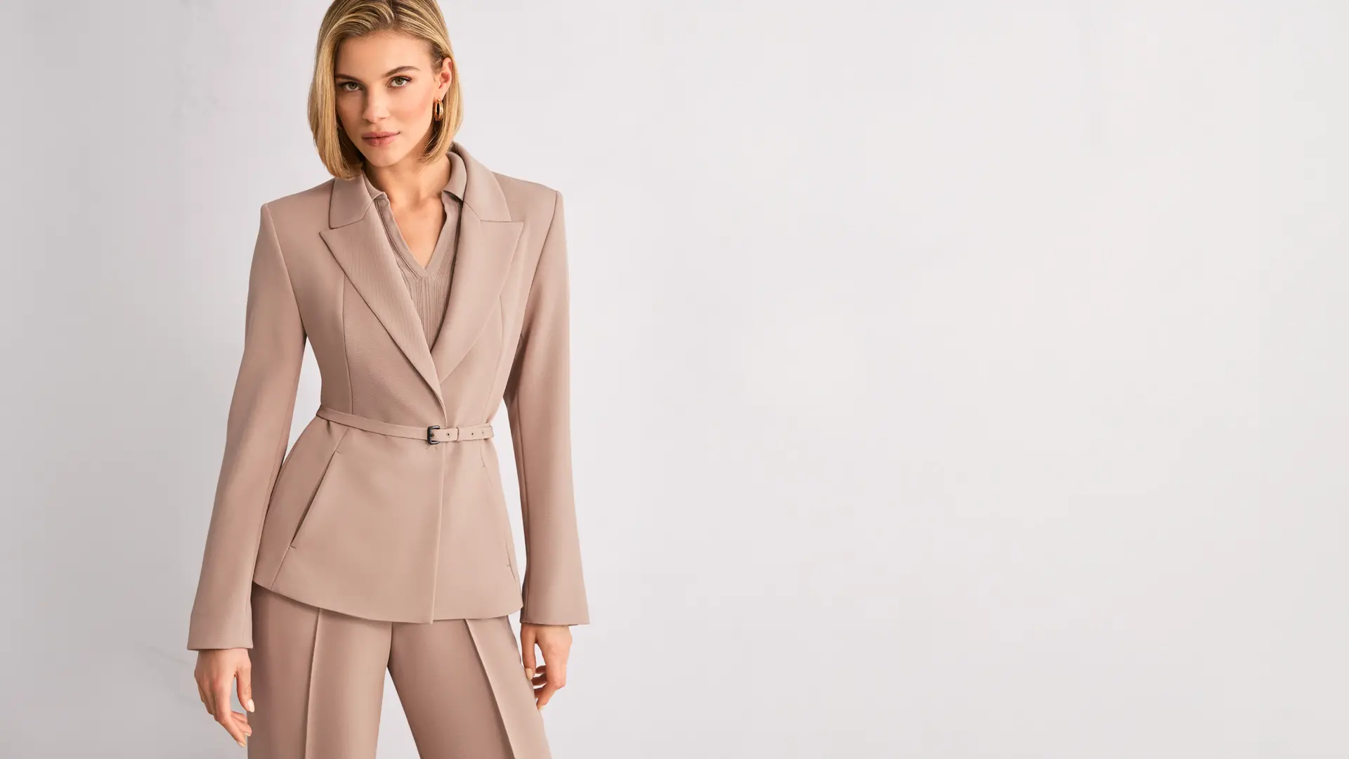 Blazer marron élégant avec des épaules marquées et un col à revers remarquable 