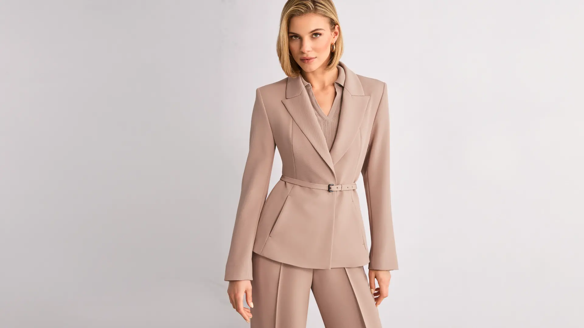 Blazer marron élégant avec des épaules marquées et un col à revers remarquable 