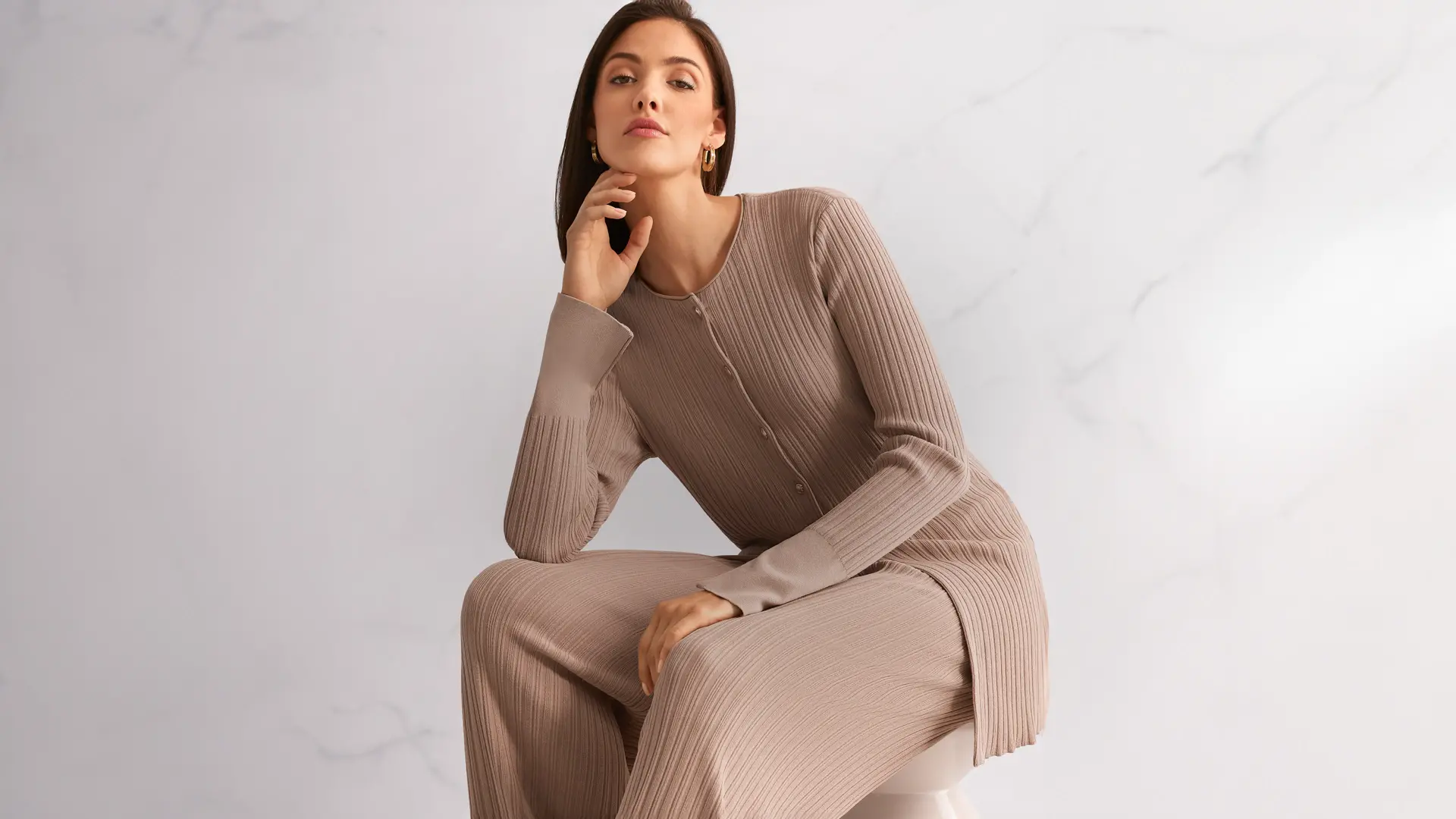 Cardigan long en maille côtelée irrégulière avec pantalon assorti marron