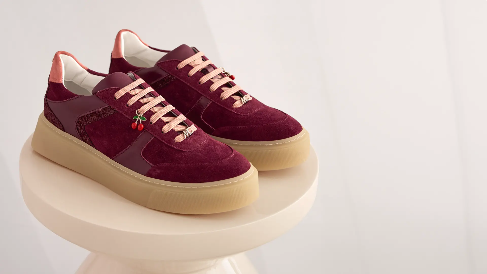 Classic trainers with distinctive soles, laces and round toe caps, rhododendron