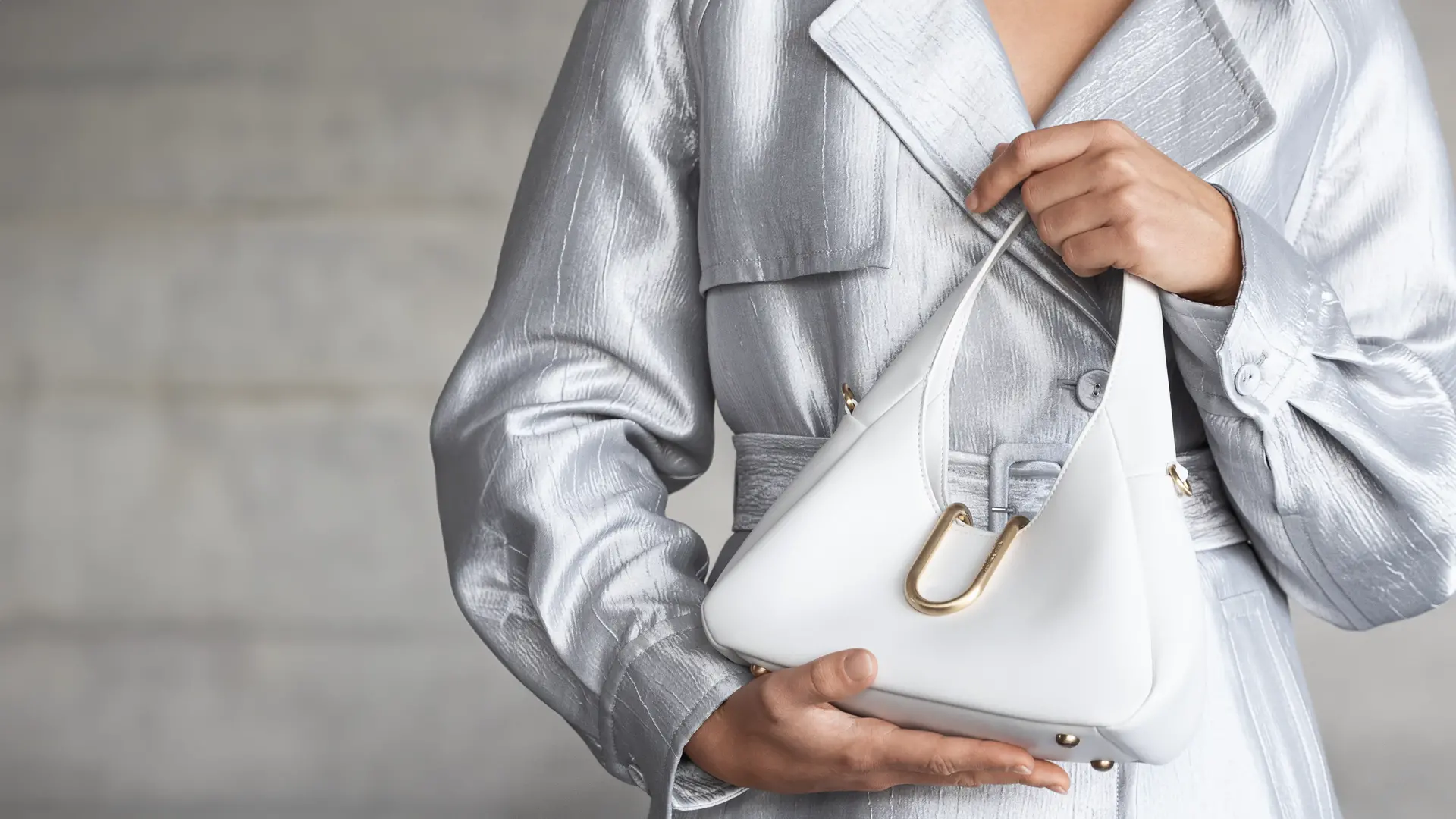 Hobo bag with handle, magnetic closure, branded U-shaped fitting