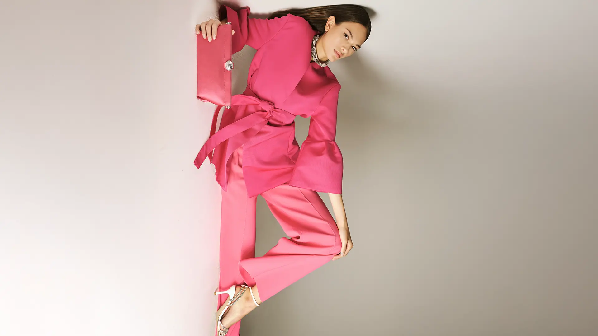 Pochette en satin avec fermeture en cristal et sandales à talons hauts avec strass