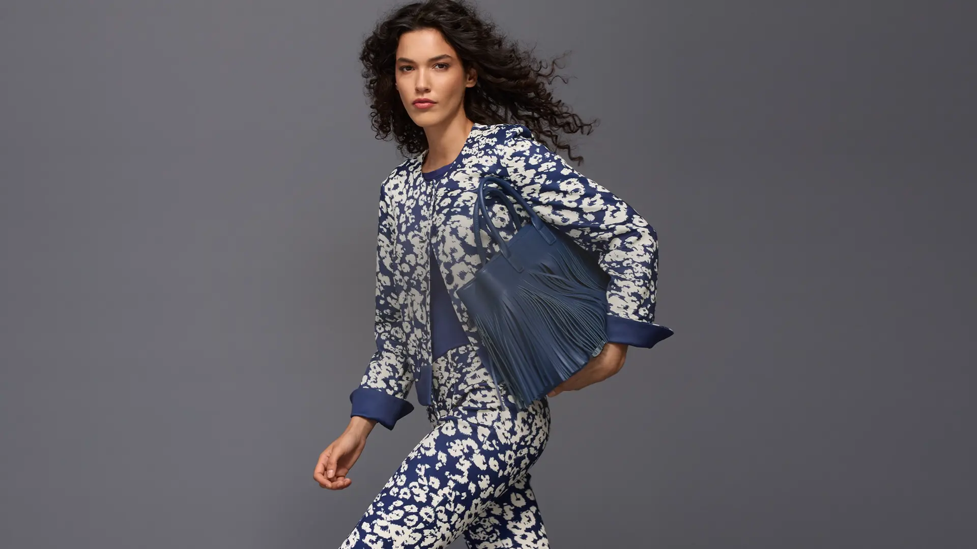 Shoulder bag with fringing