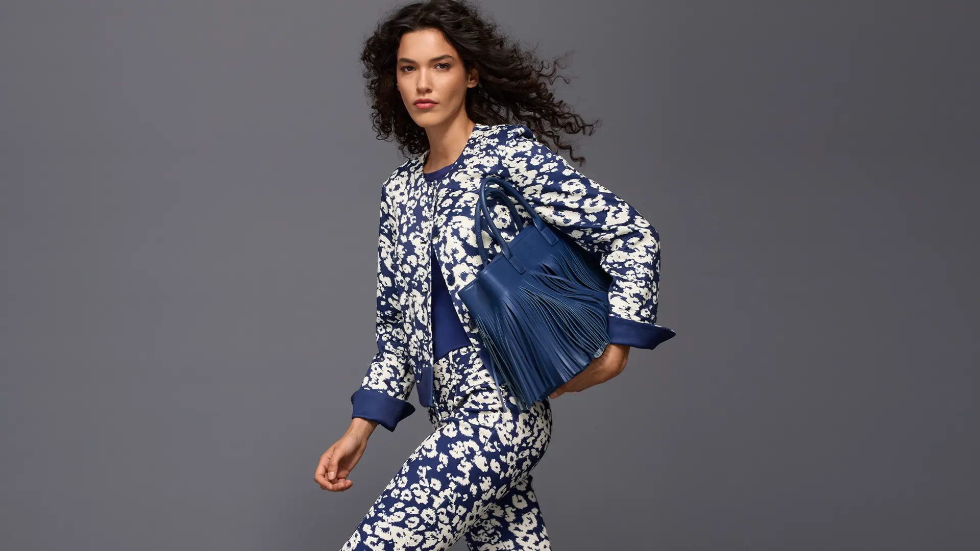 Shoulder bag with fringing