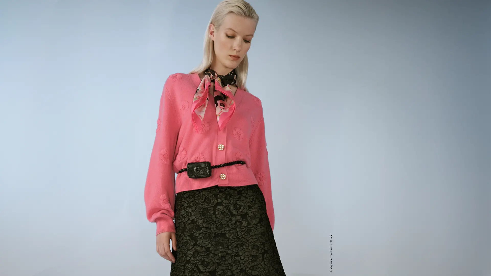 Verspielter Strick Cardigan mit aufgestickten Blumen