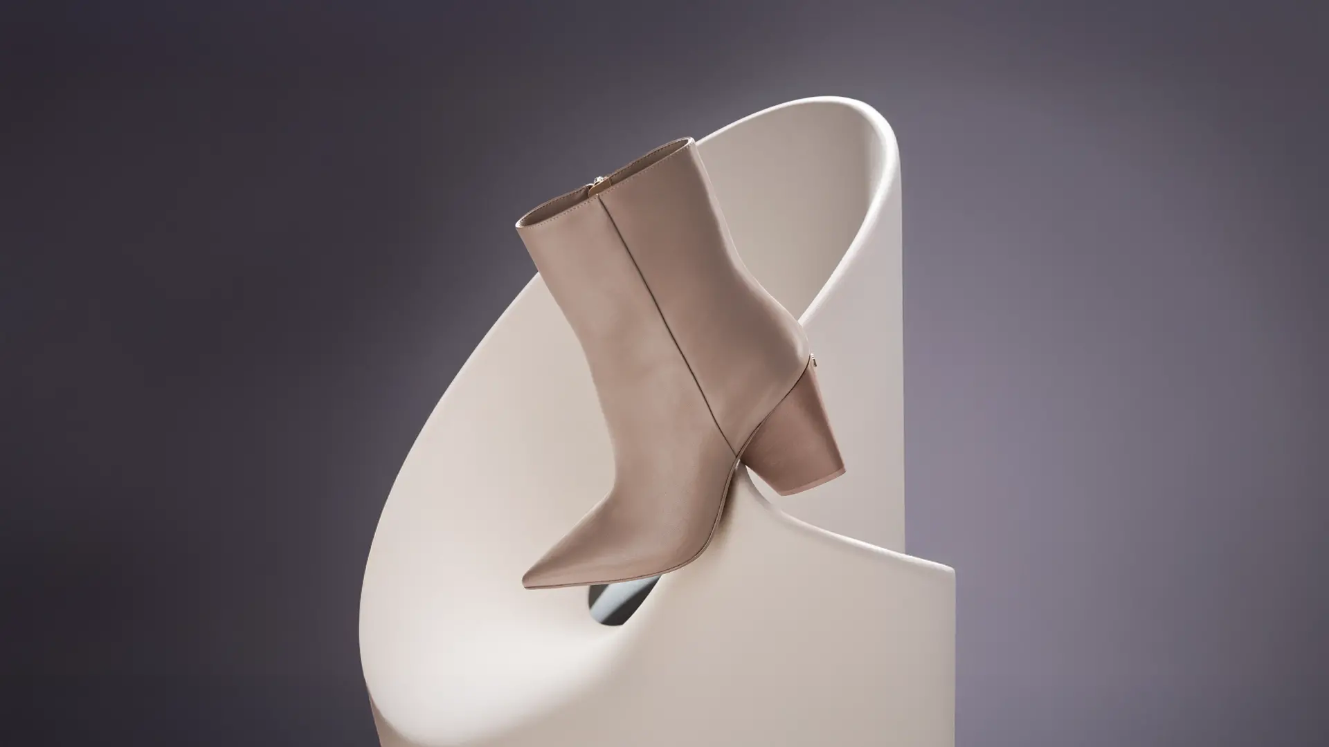 Leather booties with zip