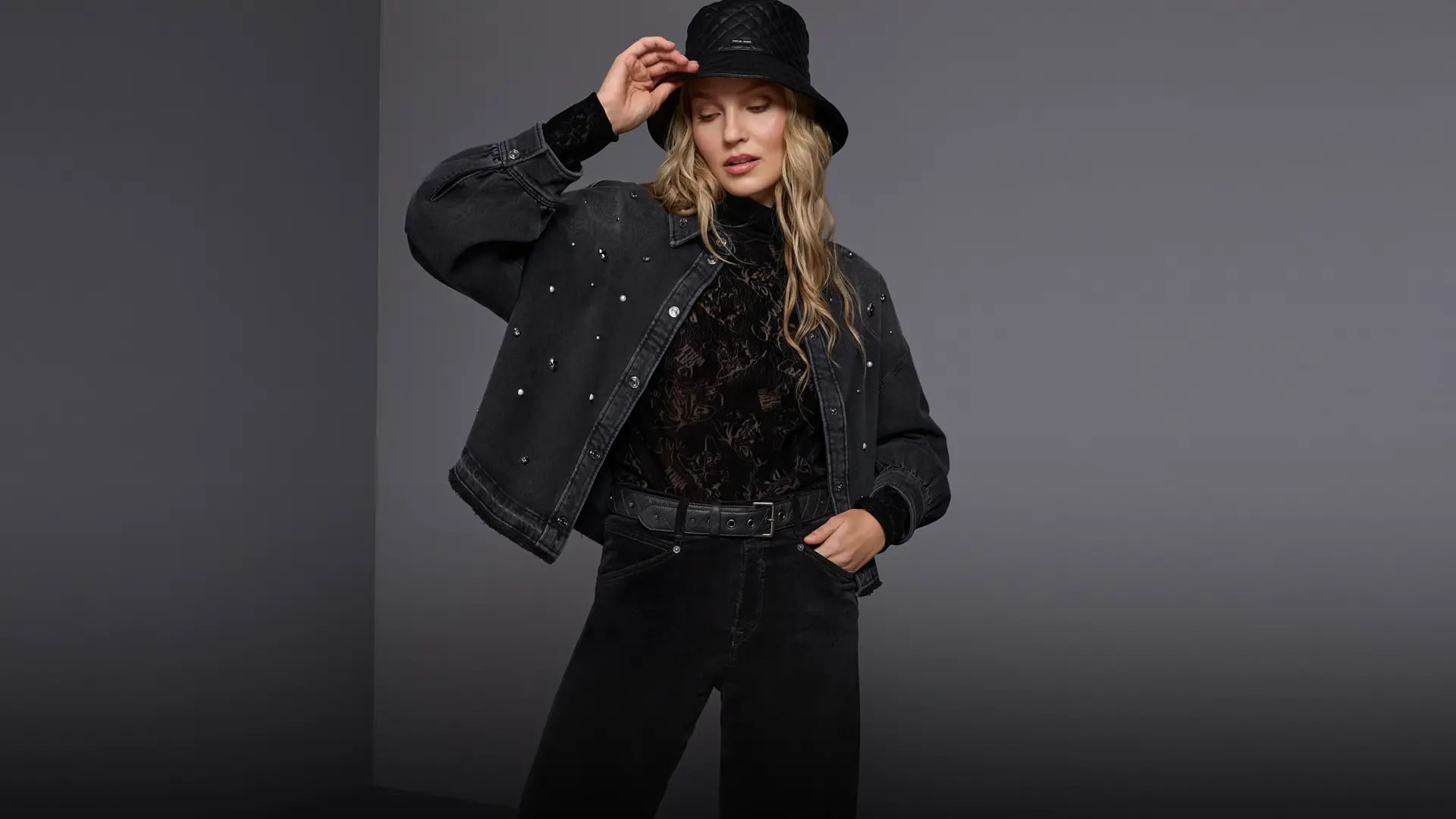 Quilted bucket hat and leather belt