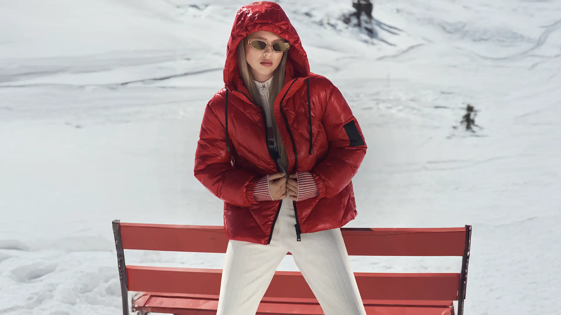 Rode, gewatteerde outdoorjas met rechte snit en sportieve look 