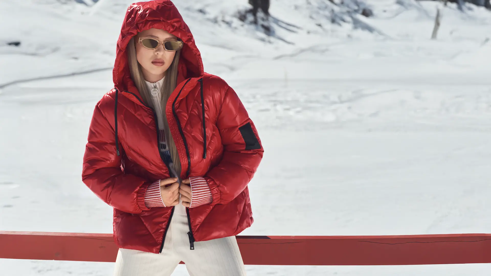 Rode, gewatteerde outdoorjas met rechte snit en sportieve look 