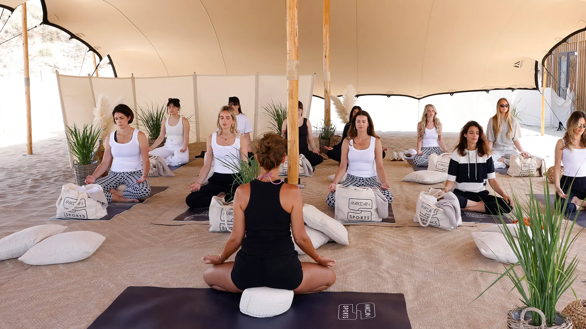 Influencer am Beach in den Niederlanden, Yoga Meditation