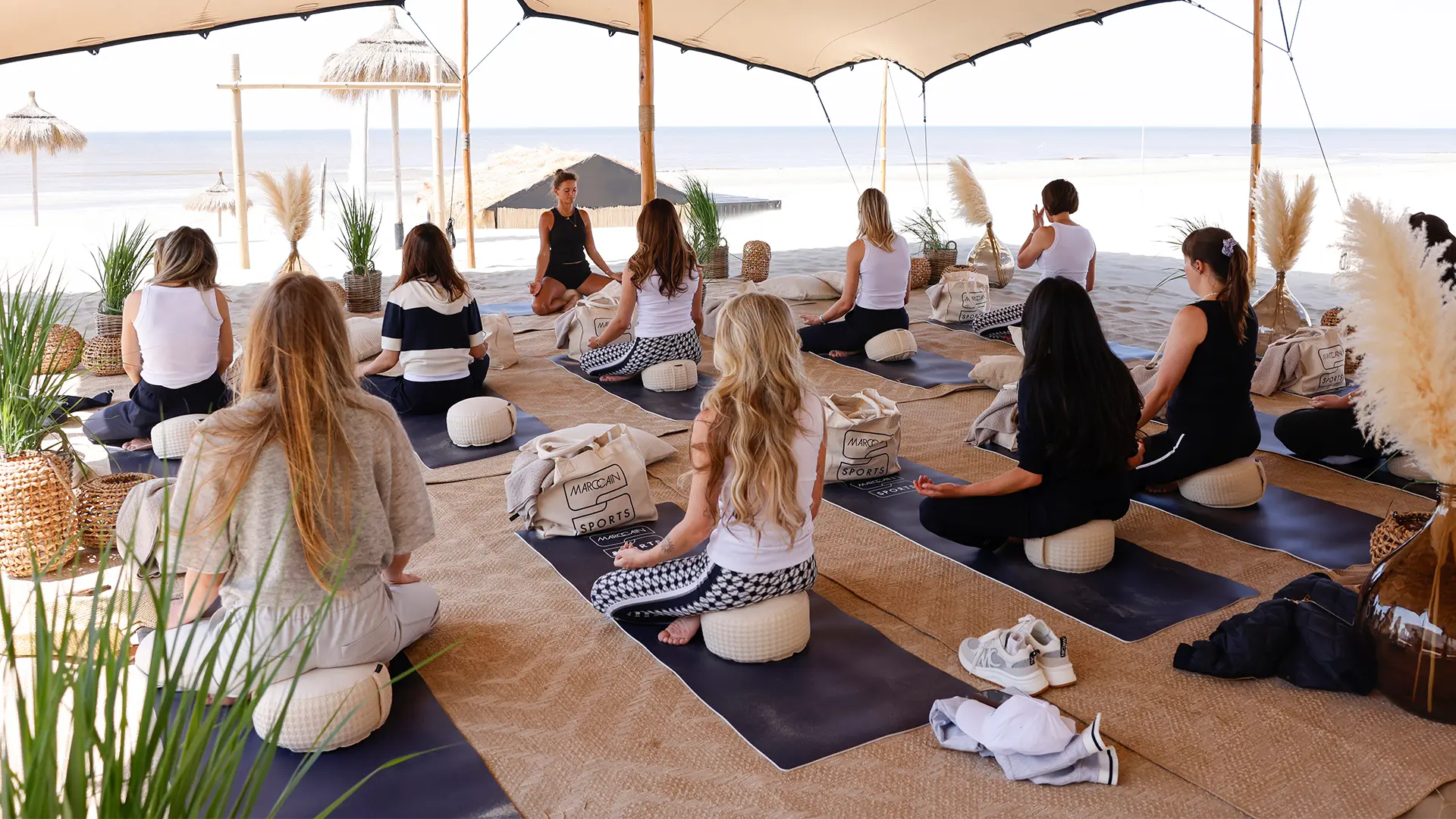 Influencer am Beach in den Niederlanden, Yoga Meditation
