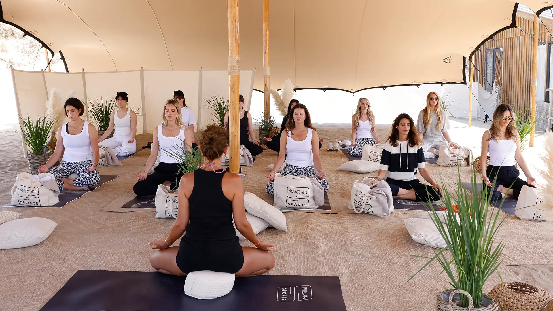 Influencer am Beach in den Niederlanden, Yoga Meditation