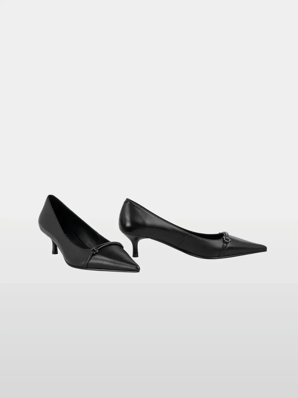 Elegant kitten heels with detail