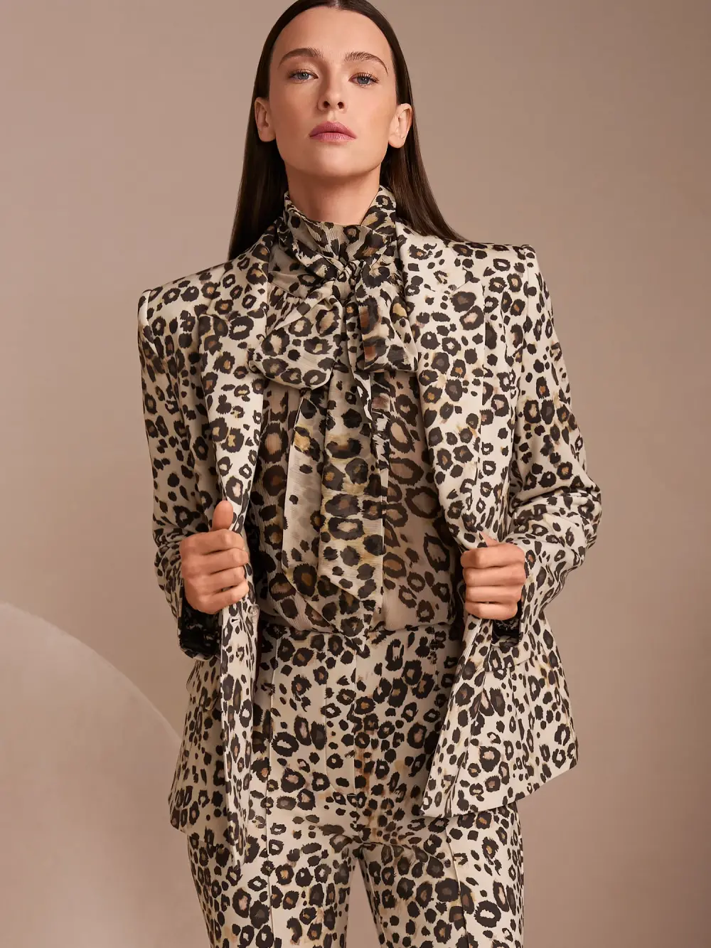 Blouse à col lavallière et imprimé léopard
