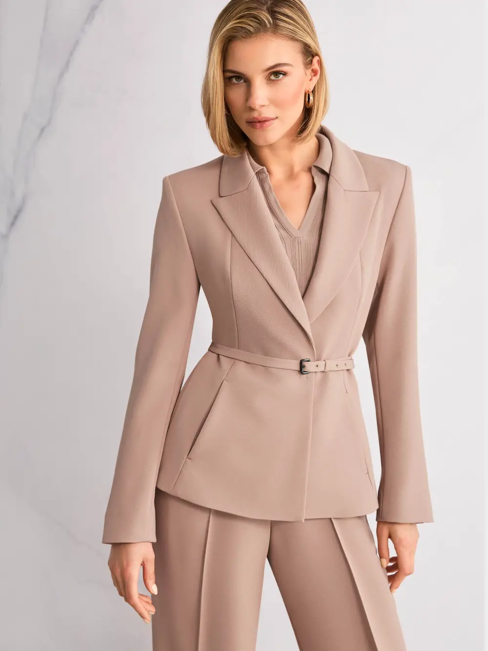 Elegant blazer with waist belt