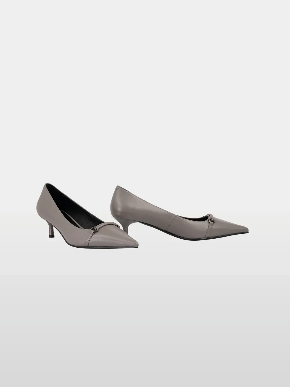 Elegant kitten heels with detail