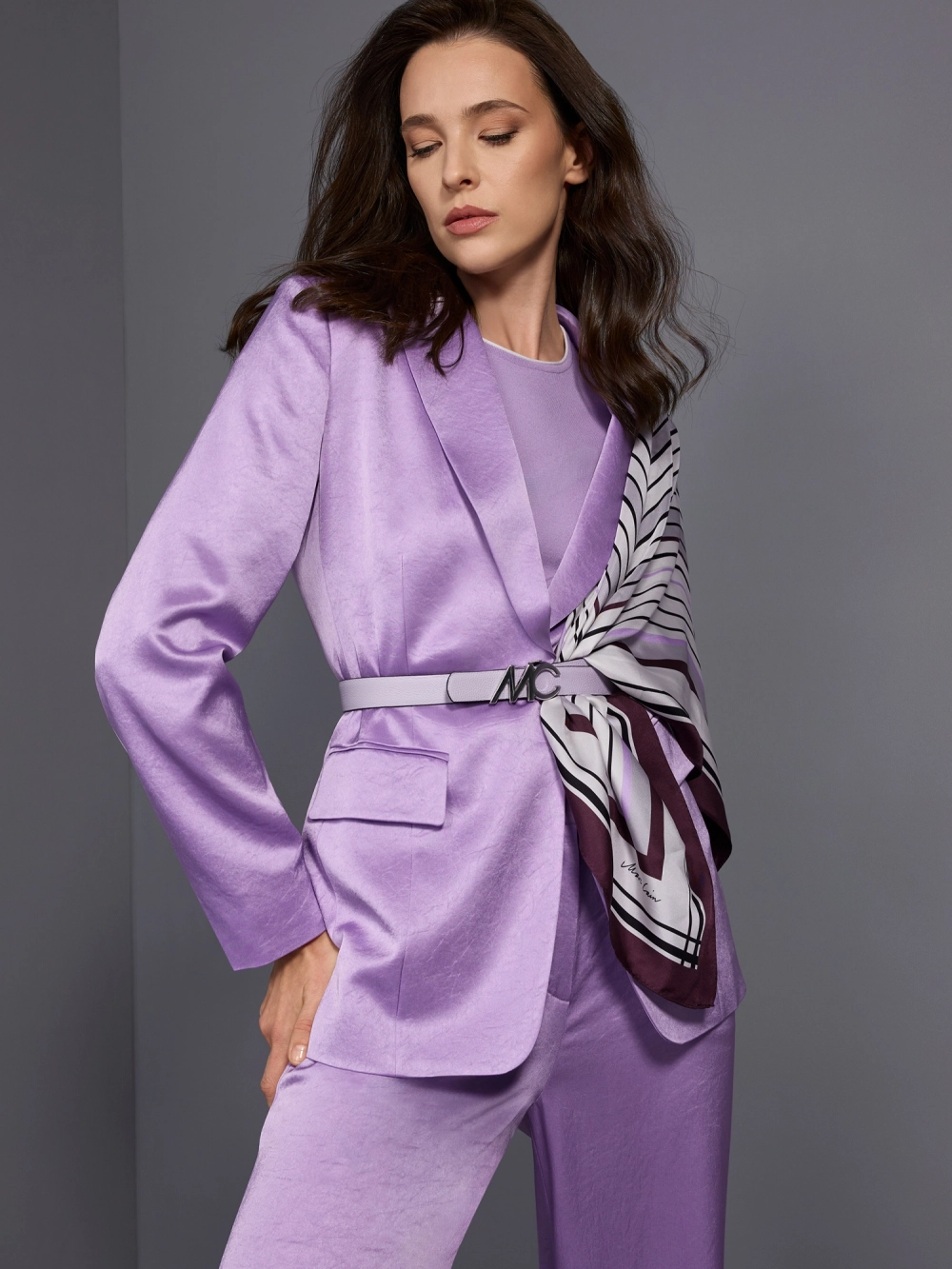Blazer en satin avec bouton argenté