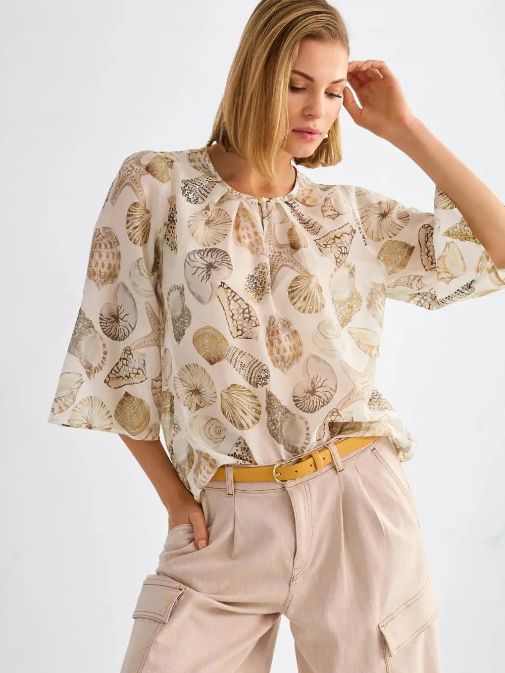 Delicate blouse with shell print