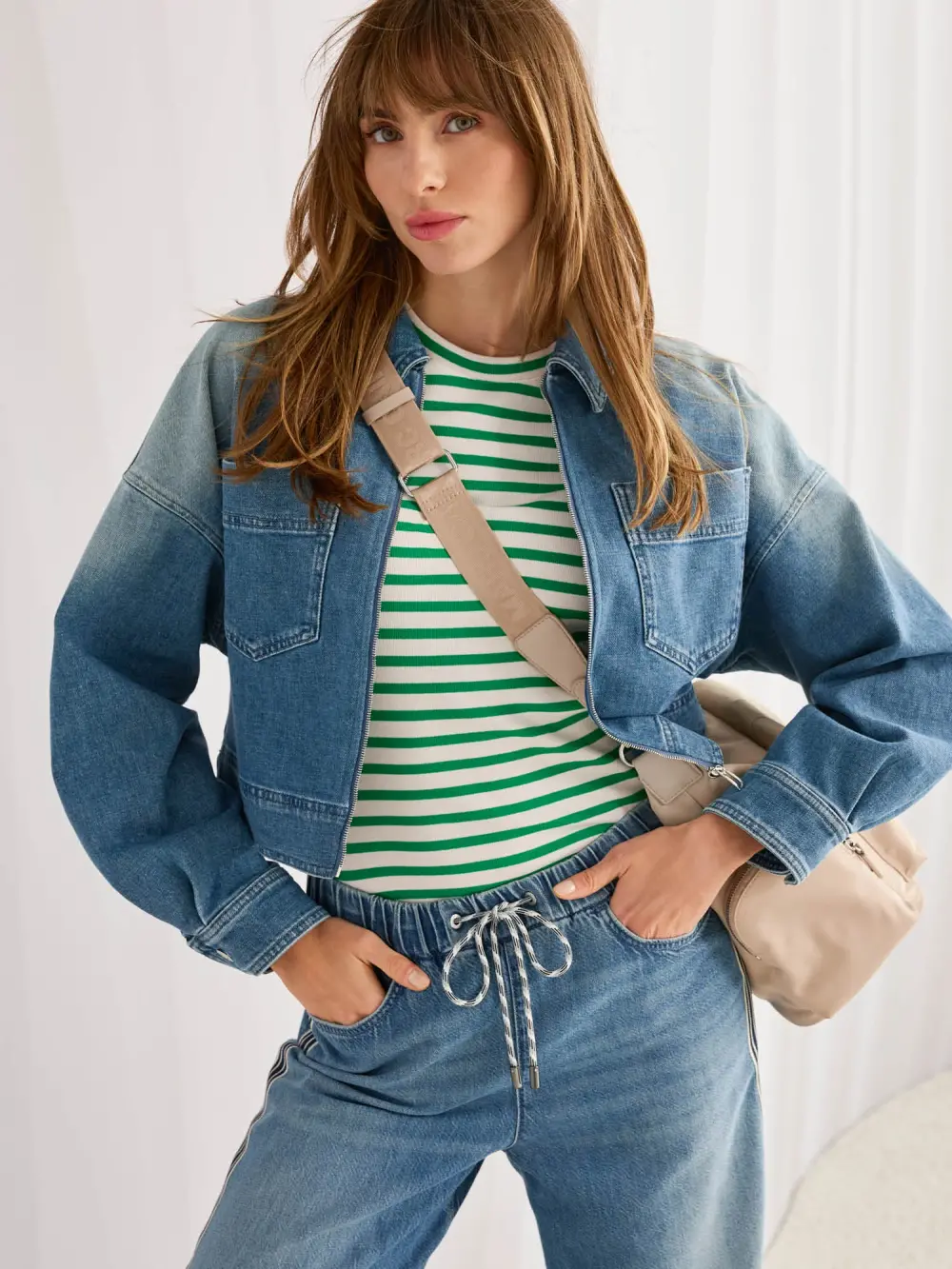 Short denim jacket with zip