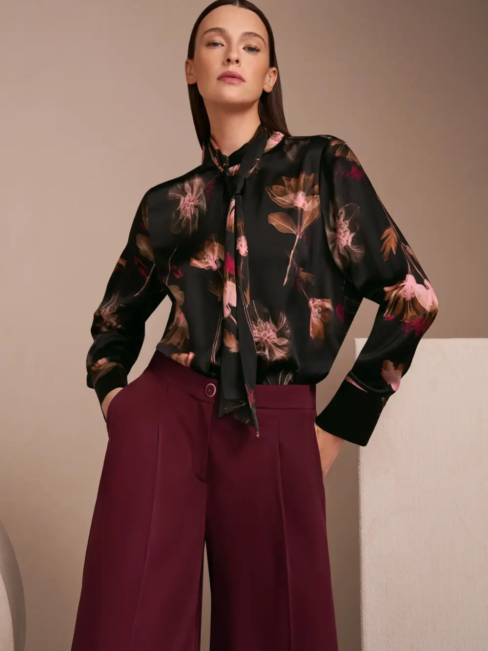 Blouse à col lavallière et imprimé floral
