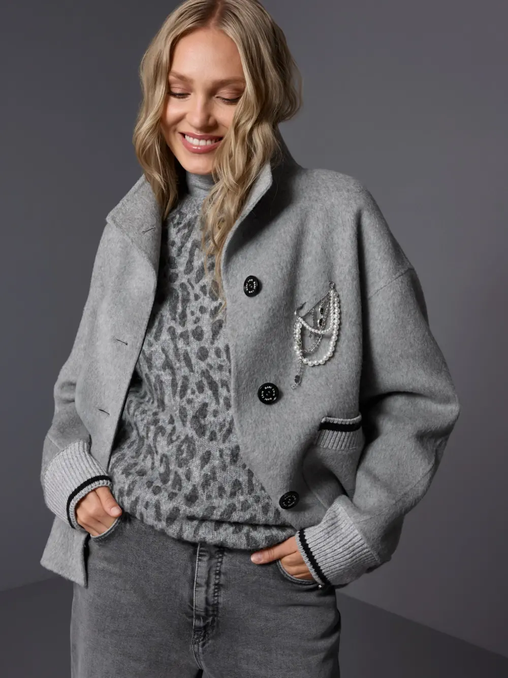 Sporty jacket with stand-up collar