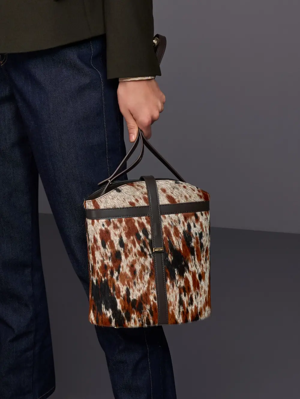 Extravagant bucket bag
