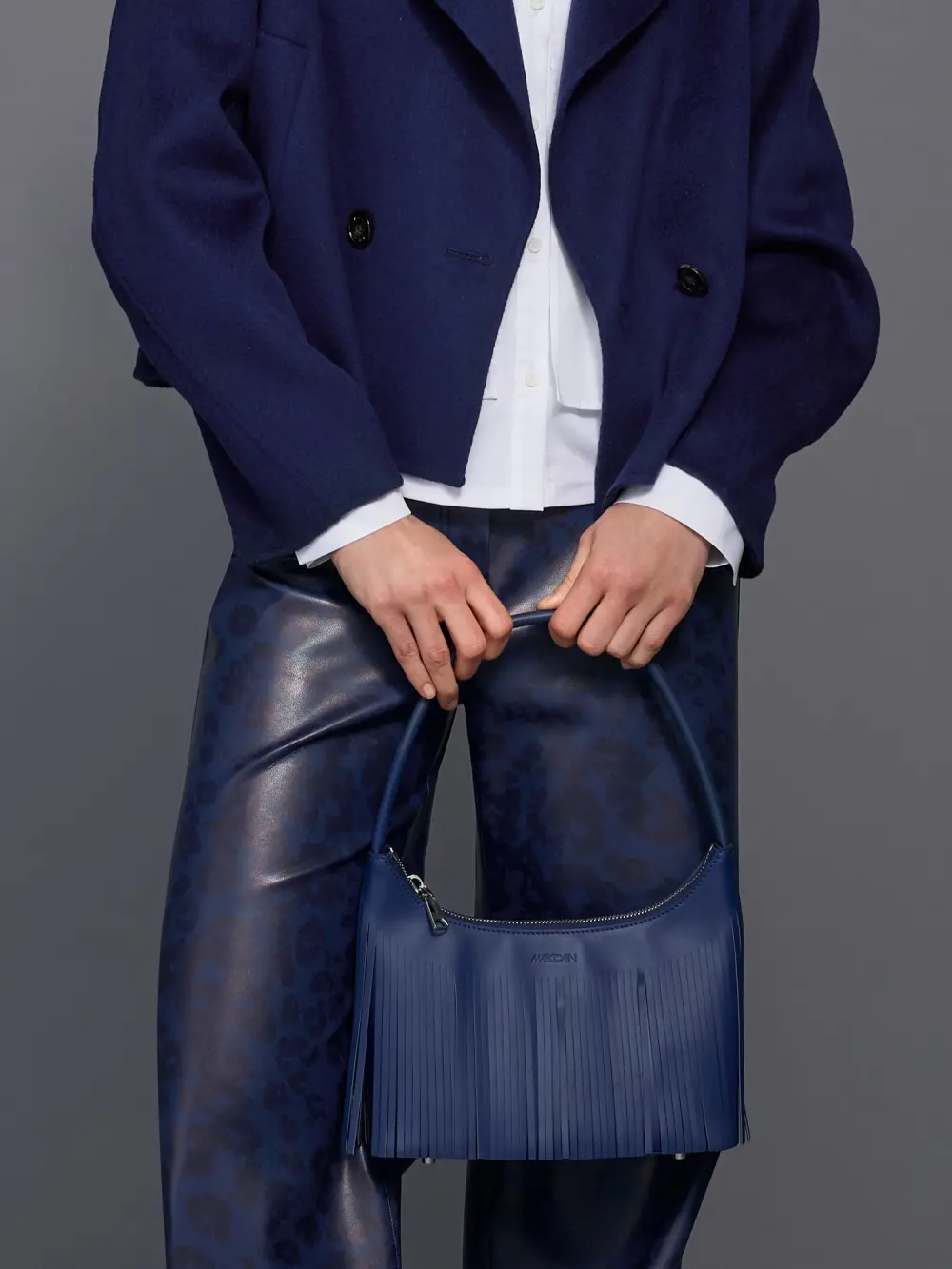 Shoulder bag with fringes