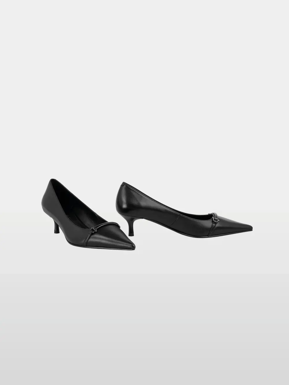Elegant kitten heels with detail