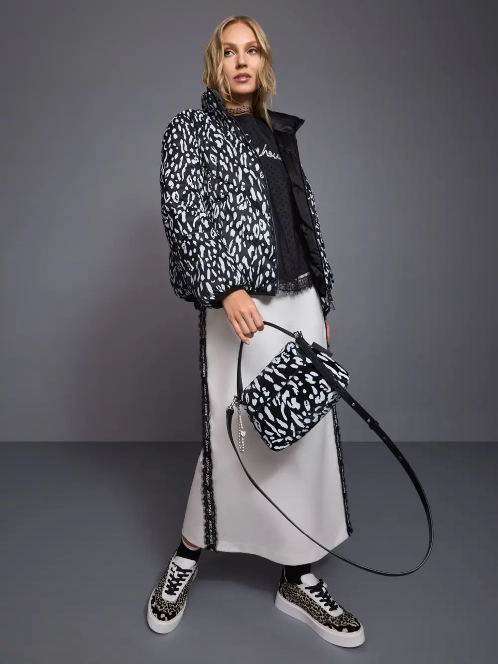 Shoulder bag with flap in leopard print