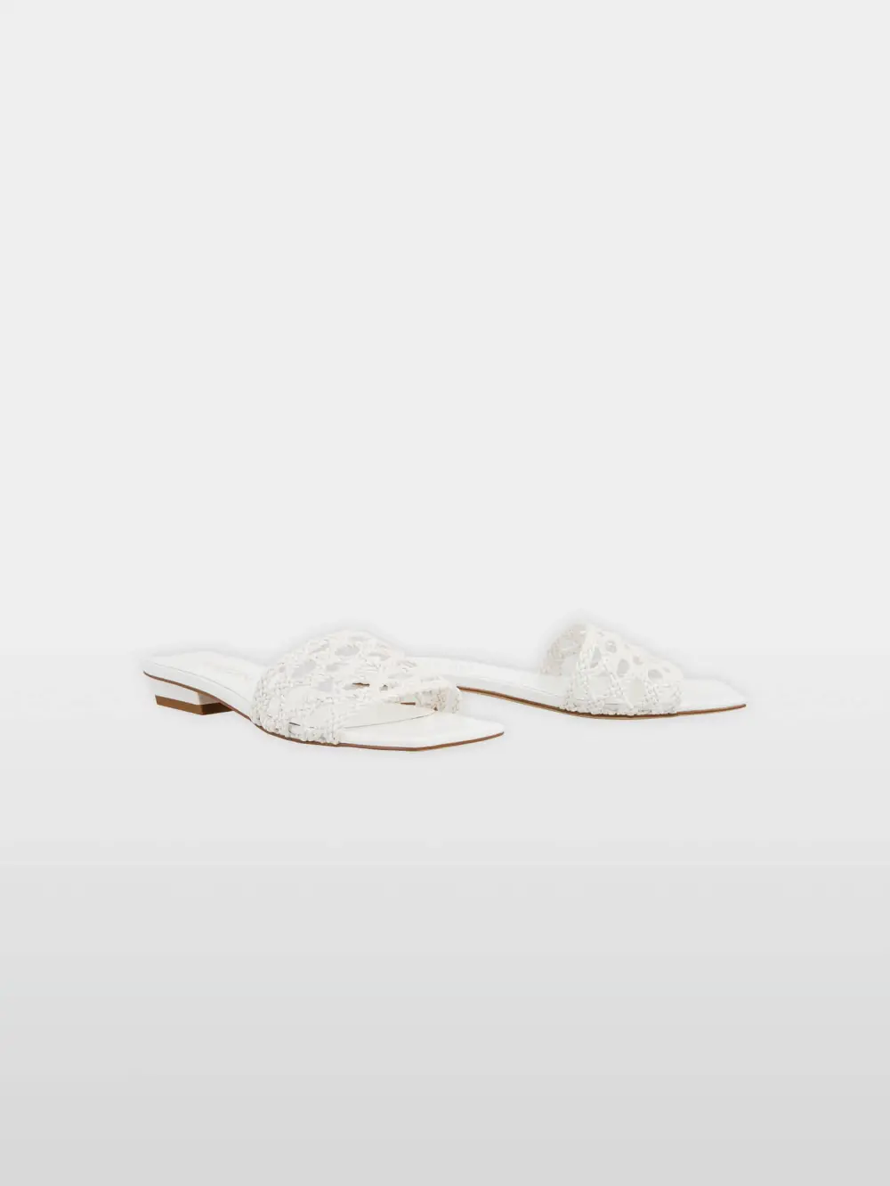 Flat sandals with macramé straps