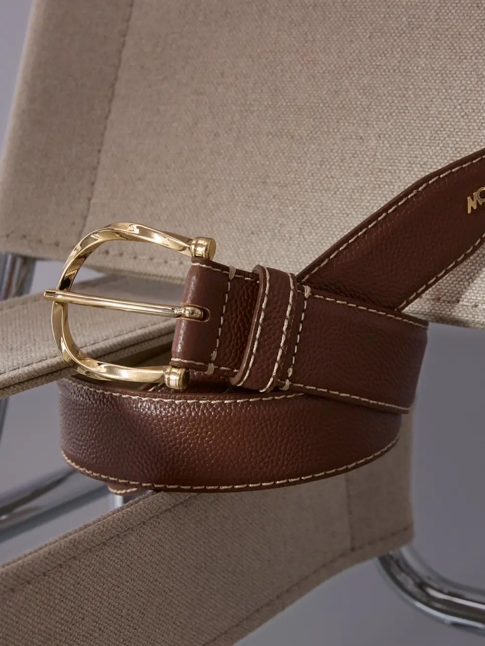 Horseshoe buckle leather belt