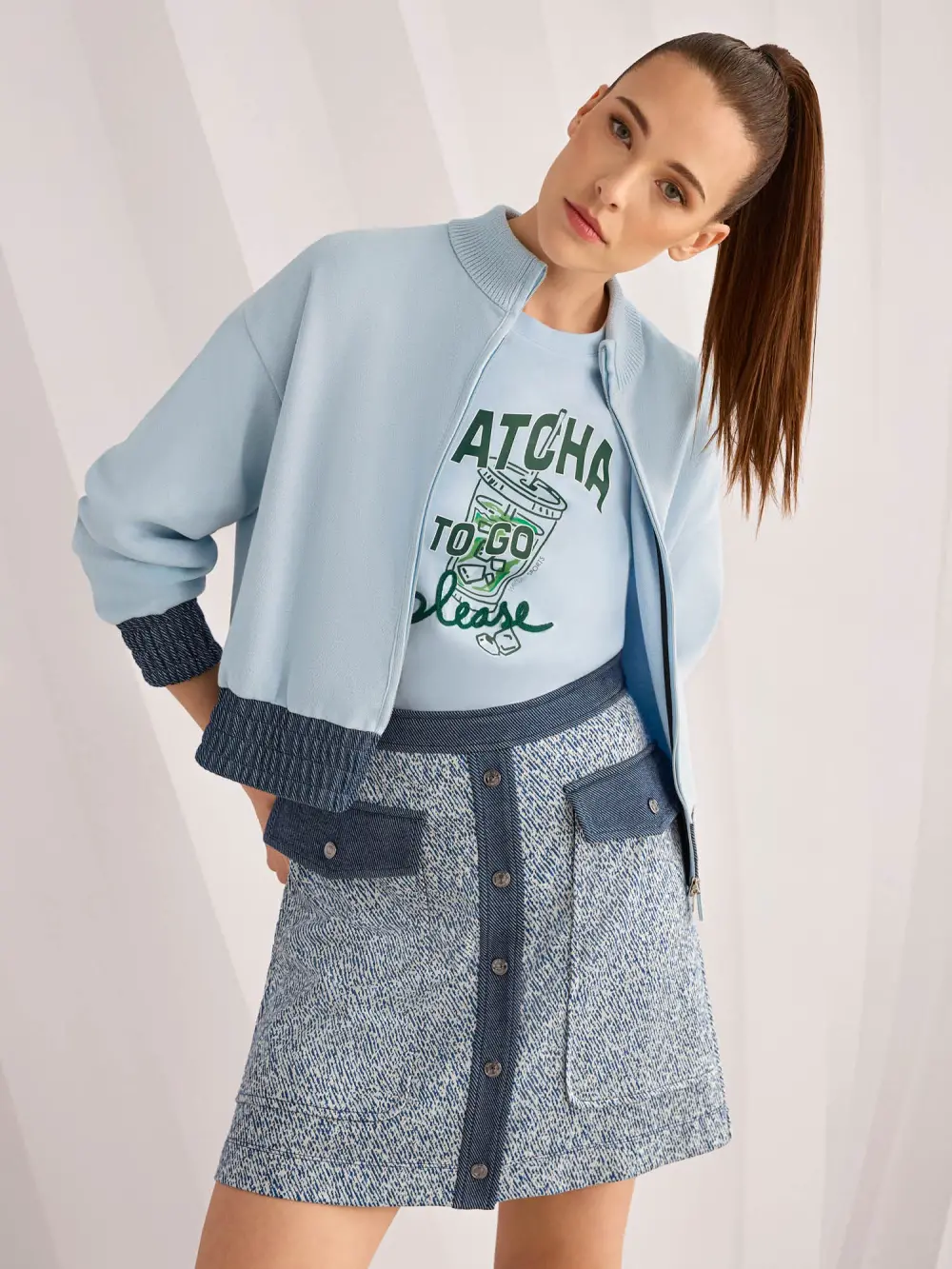 Short skirt made from stretch viscose