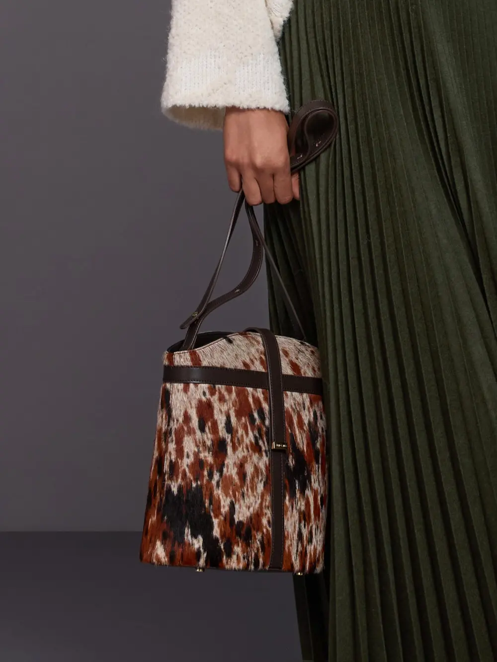 Extravagant bucket bag